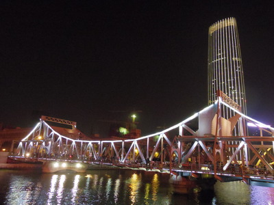 夜の解放橋と津塔